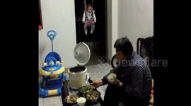 四川资阳:奶奶这样照顾宝宝  求孙子的心理阴影面积 哈哈