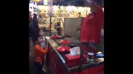 Vendedor de helados divierte a los niños con sus trucos