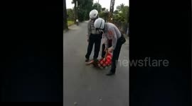 Police kicks off knife in drunk woman's hand