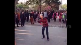 河北景县:快乐大妈跳广场舞 身手矫健动作夸张