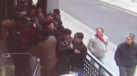 郑州:也是醉了!一大波乘客蜂拥而至集体逃票 站务长无奈报警