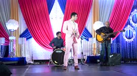 Bollywood Celebrity Vikas Bhalla singing song in Toronto