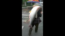 Man shows off MASSIVE fish he caught in the Yangtze River