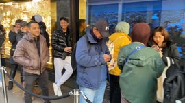 Huge queues form outside Harrods for Boxing Day sales