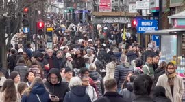 Shoppers swarm London’s Oxford Street on Boxing Day