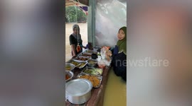 Unsanitary salesmen! Vendors sell food amid waist-deep floods