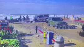 Rogue Wave Strikes Ventura Beach, USA Prompting Beach Closures