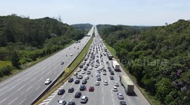 Drivers heading towards the Baixada Santista, on the coast of São Paulo, face congestion on the roads this Friday (29).