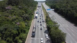 Drivers heading towards the Baixada Santista, on the coast of São Paulo, face congestion on the roads this Friday (29).