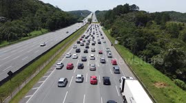 Drivers heading towards the Baixada Santista, on the coast of São Paulo, face congestion on the roads this Friday (29).