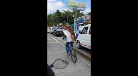 Hombre comparte bicicleta con su enorme perro, mira la forma tan ingeniosa en la que lo lograron