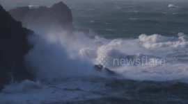 UK Weather, huge storm waves lash Western UK during Met office yellow warning over New Year celebration