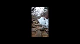 The long waterfall in Korea freezes when the temperature drops below 0 degrees Celsius