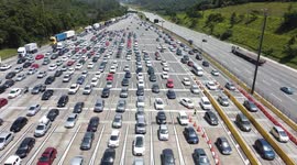 Drivers heading towards the Baixada Santista, on the coast of São Paulo, face congestion on the roads this Friday (29).