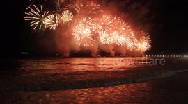 Feliz Ano Novo 2024, linda queima de fogos na praia de Copacabana no Rio de Janeiro Brasil.