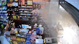 Water pipe burst drowns roadside shops in southern China