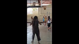Homeless man impresses youngsters with his incredible basketball skills
