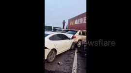 Dramatic multi-vehicle pileup on highway due to thick fog in eastern China