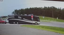 Near disaster avoided after motorhome cuts off 18-wheeler