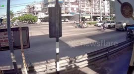 Traffic lights topple onto motorcycle rider at junction in Thailand