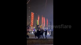 Brave crowd unites to save man dangled mid-air by hot balloon rope in China