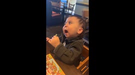 Toddler hilariously refuses to eat lettuce