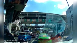 Kind driver rescues kitten stuck in busy traffic on Thai road
