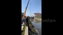 Heroic Chinese bystander saves woman trapped in submerged car after intersection collision