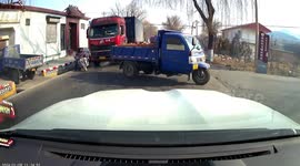 Heroic car driver honks to halt truck dragging three-wheeler along road in China