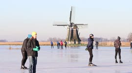 Huge skating crowds on the Ryptsjerksterpolder