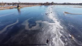 Huge skating crowds on the Ryptsjerksterpolder (Droneview)