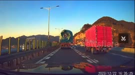 Close call on Zhejiang Highway: truck spills cargo, narrow escape with minimal damage