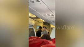 Boyfriend proposes marriage to girlfriend while on holiday flight