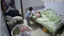 Heartwarming moment 3-year-old brother puts 1-year-old sister to sleep while mother works nightshift