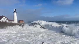 US: Big Waves Hit Maine Coast During Major Storm