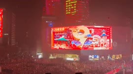 Thrilling new year countdown as thousands release balloons in Nanjing's business district