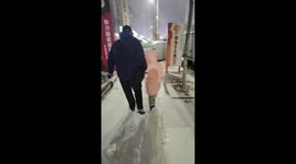 Bungling dad carries daughter in the snow but ends up falling over in China