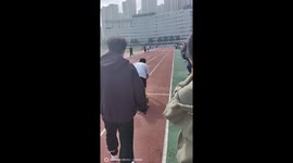 Adorable pet dog joins university students' fitness test in China