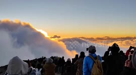 Hikers marvel at sun rising over sea of clouds in China