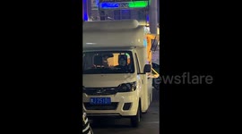哈士奇趁主人下车坐到主驾驶  主人回来被逗乐