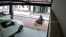 Cat stealthily hops onto back of woman's motorcycle without her knowing