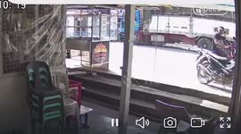 Brazen thief steals phone from shop in broad daylight