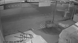 Thief breaks into phone store by cutting hole in ceiling