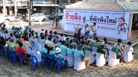 Wildlife officers relocate plundering macaques out of city in Thailand