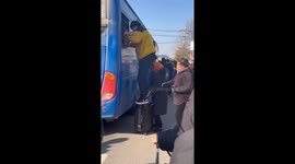 Determined traveler's unconventional bus boarding triumph in China