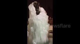 Fountain freezes in Oregon as cold snap continues