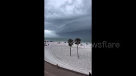 US: “Mothership” Shelf Cloud Looms Toward Clearwater Beach In Florida