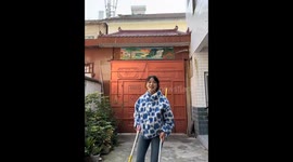 Chinese Girl's Mesmerizing Two-Handed Stick Demonstration Resembles Special Effects