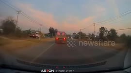 Speeding pickup crashes into the back of truck in Thailand