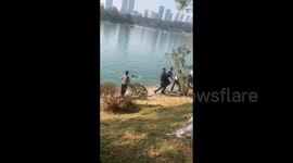 Heroic man saves drowning boy from lake in Changsha, China